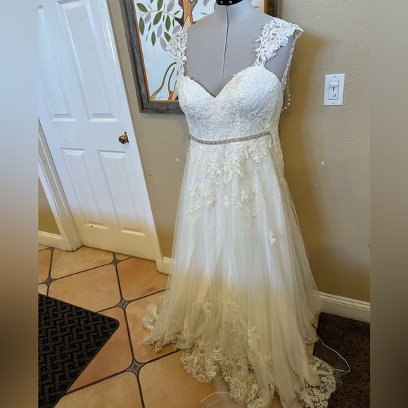 essence of Australia Dresses & Skirts - Essence of Australia wedding dress lace white size 10